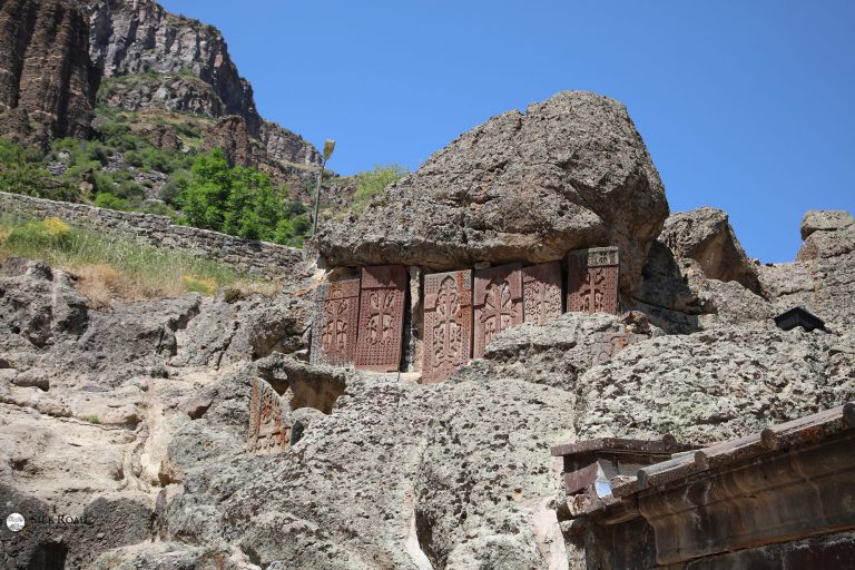 Khachkar esterni al monastero