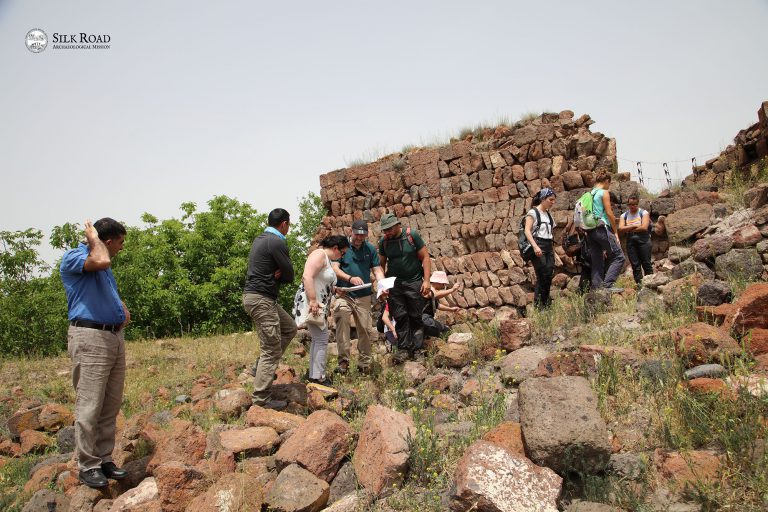 Visita con il direttore dell'Institute of Archaeology and Ethnography NAS RA e condirettore della Missione Archeologica Arsen Bobokhyan al sito di Aruch